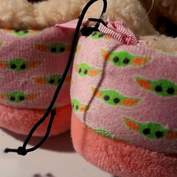 Girls Baby Yoda Slippers - Picture 4 of 5